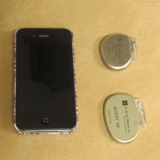 Bilde av to pacemakere og en mobil