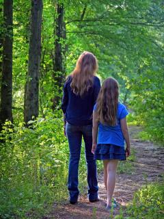 Bilde av mor og datter på tur i skogen