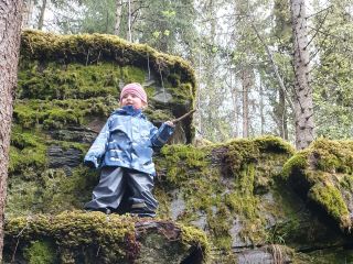 Anja klatrer i skogen
