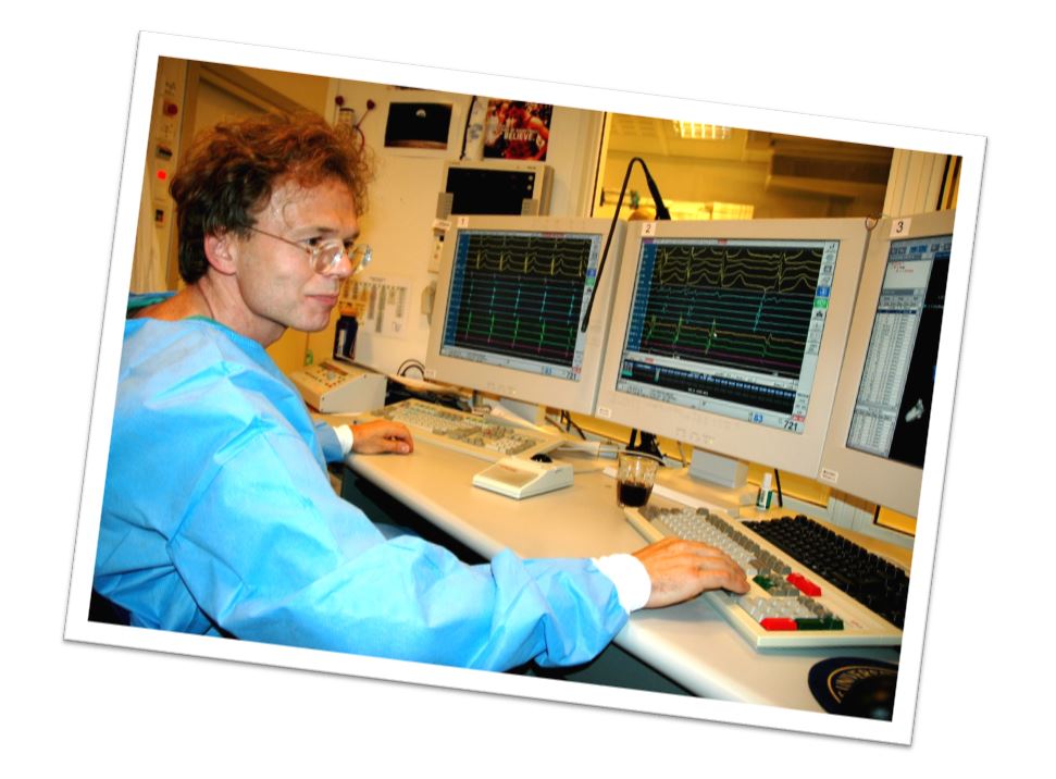 Bilde av en lege foran en datamaskin