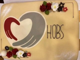 Bilde av kake med HOBS-logo