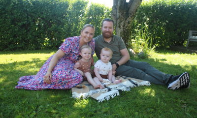 Bilde av hele familien i hagen på Brekstad