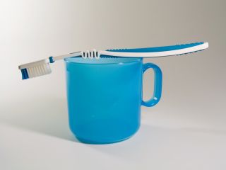 Bilde av tannbørste og kopp