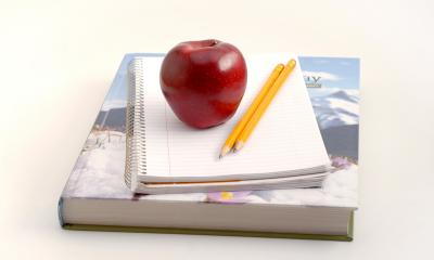 Illustrasjonsbilde av eple og bok