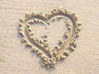 Illustrasjonsbilde av et hjerte tegnet i sand