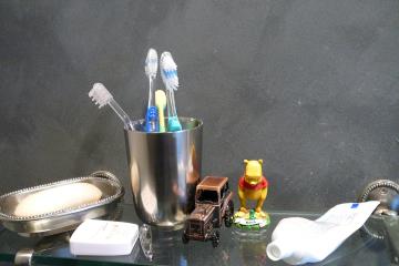 Bilde av tannbørser i tannglass
