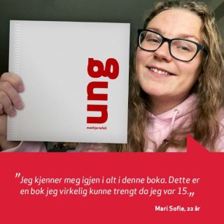 Mari Sofie holde boken Ung med hjertefeil