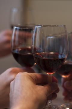 Bilde av to glass med rødvin
