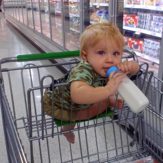 Bilde av et barn med en tåteflaske