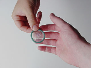Bilde av to hender og en kondom